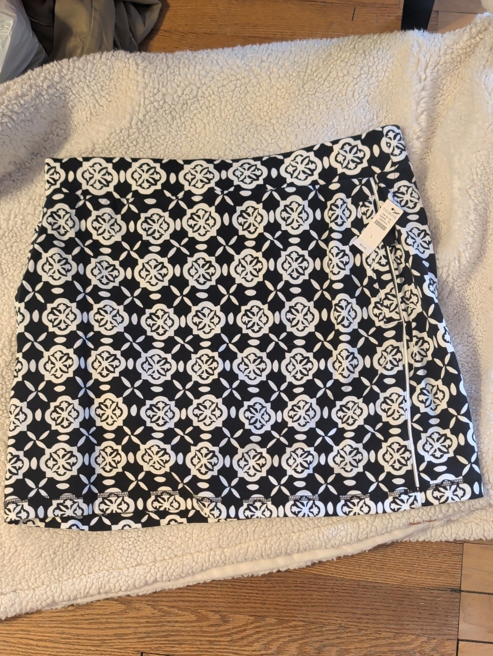 Nwt.   Talbots Skort.   Large.  New